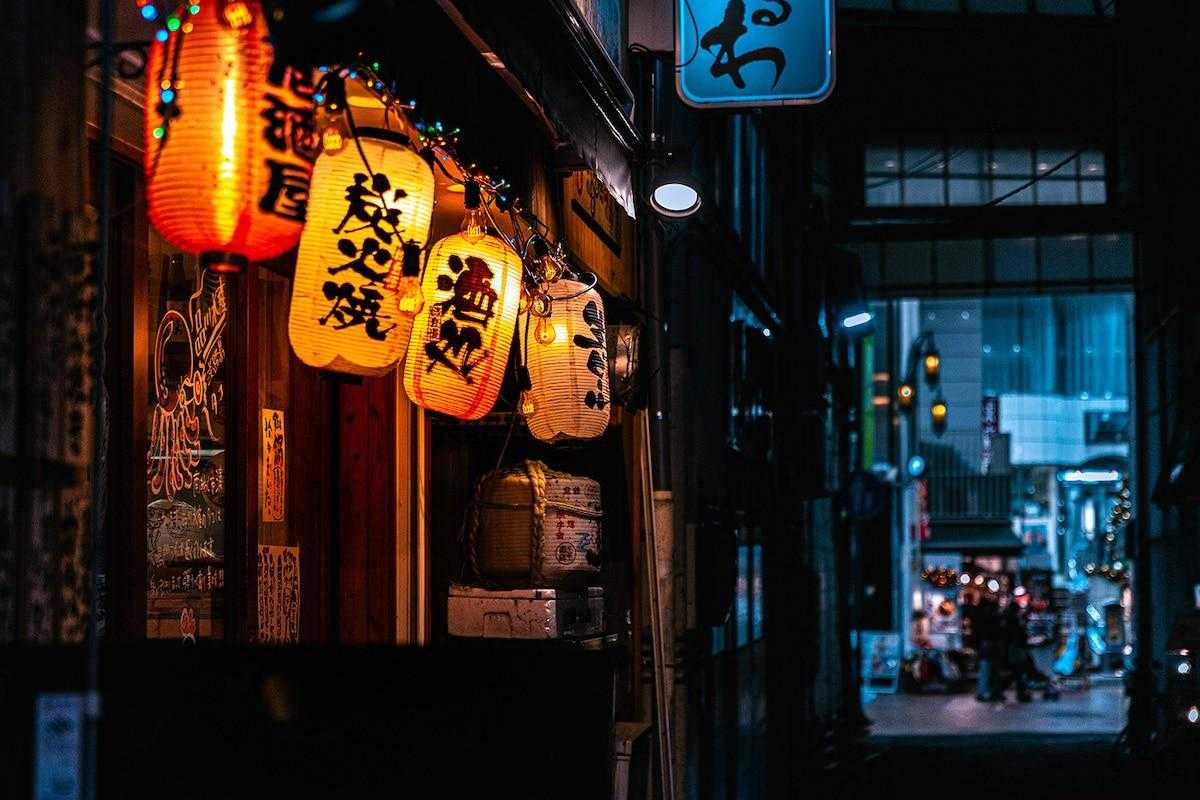 Фотограф гуляет по Кобе ночью, чтобы запечатлеть угрюмую атмосферу города
