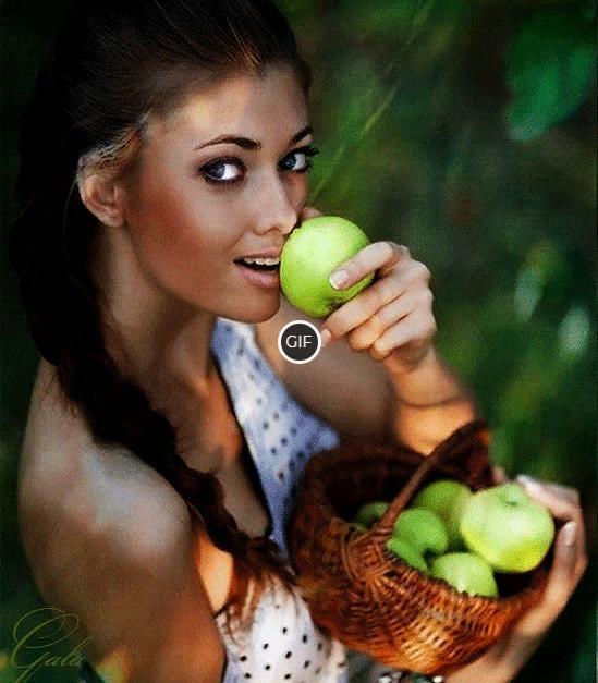 Гифка девушка с яблоками