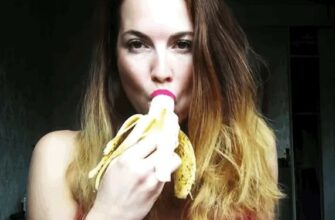 Гифки девушки заглатывают банан