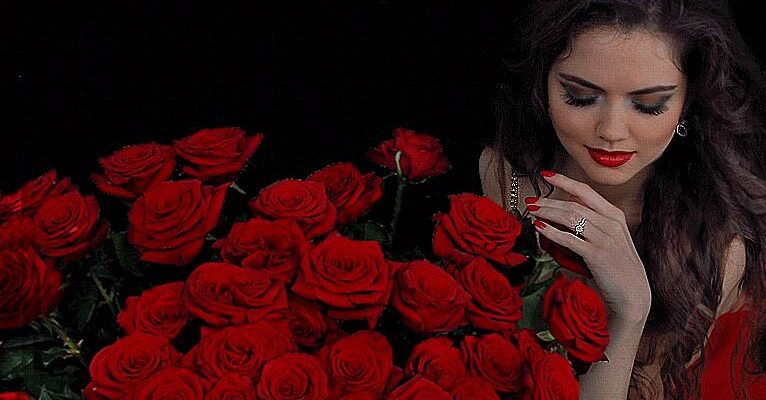 Гифки девушка с букетом роз