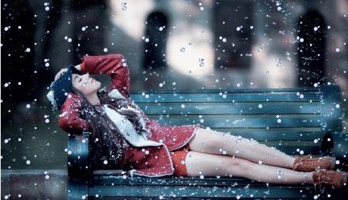 Обнаженная девушка под снегопадом гифки