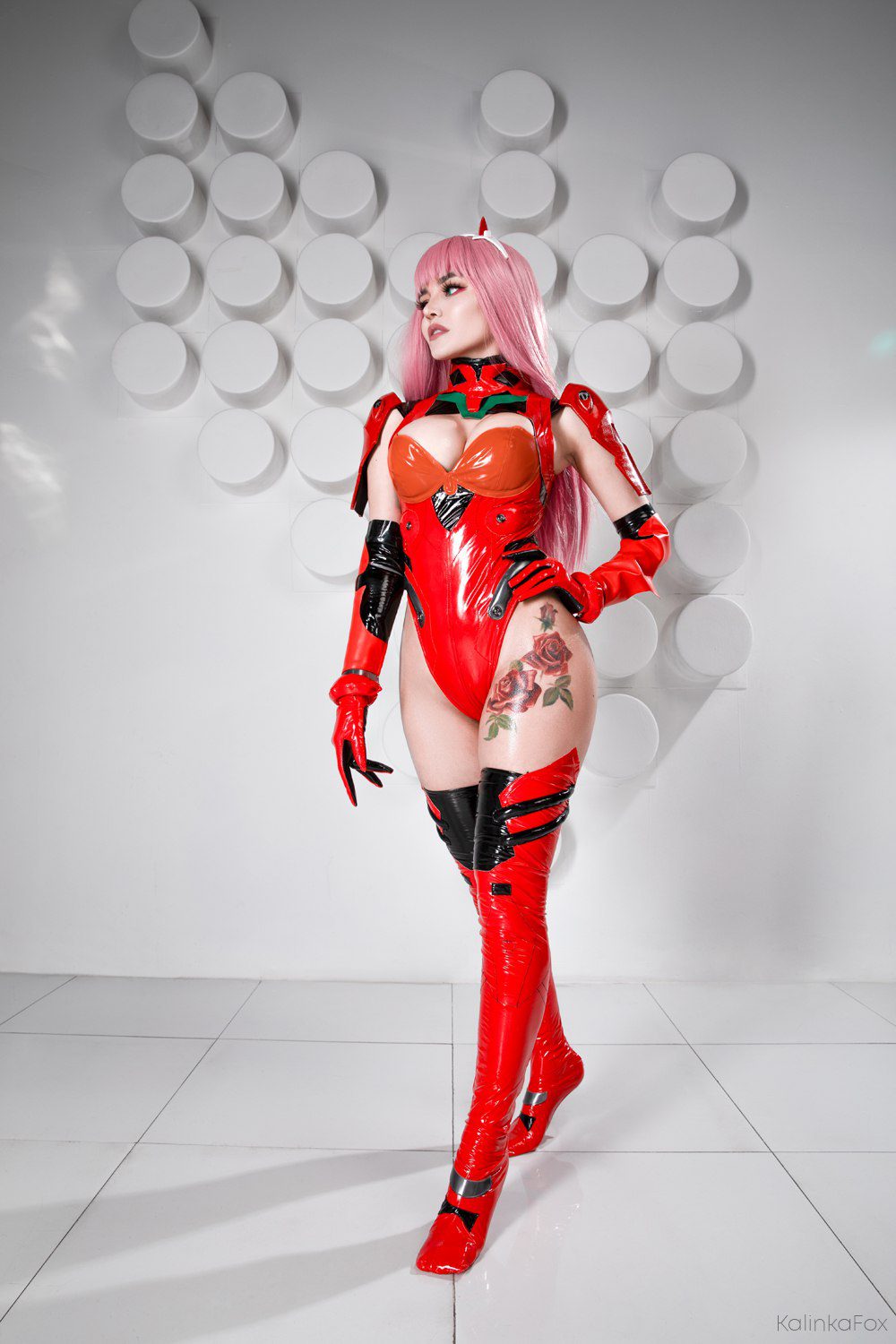 Ещё один латексный красный аниме наряд от калинка фокс.