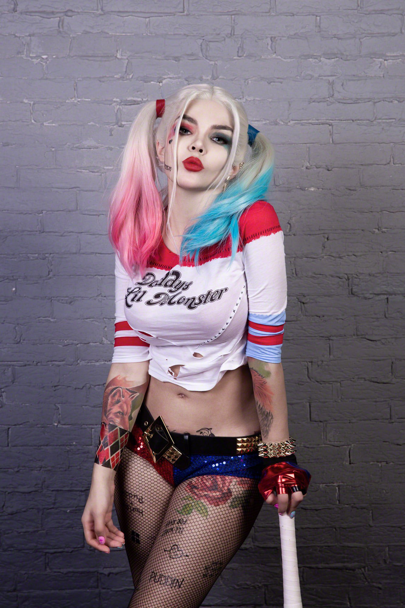 Новый косплей образ калинка фокс в костюме харли квинн в чёрных чулках и с битой.