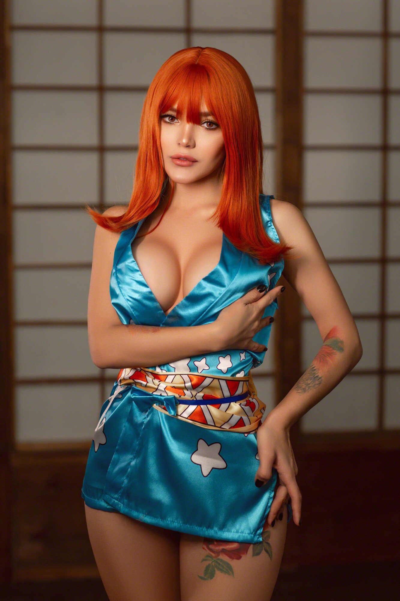 А тут она с рыжими волосами в мини платье.