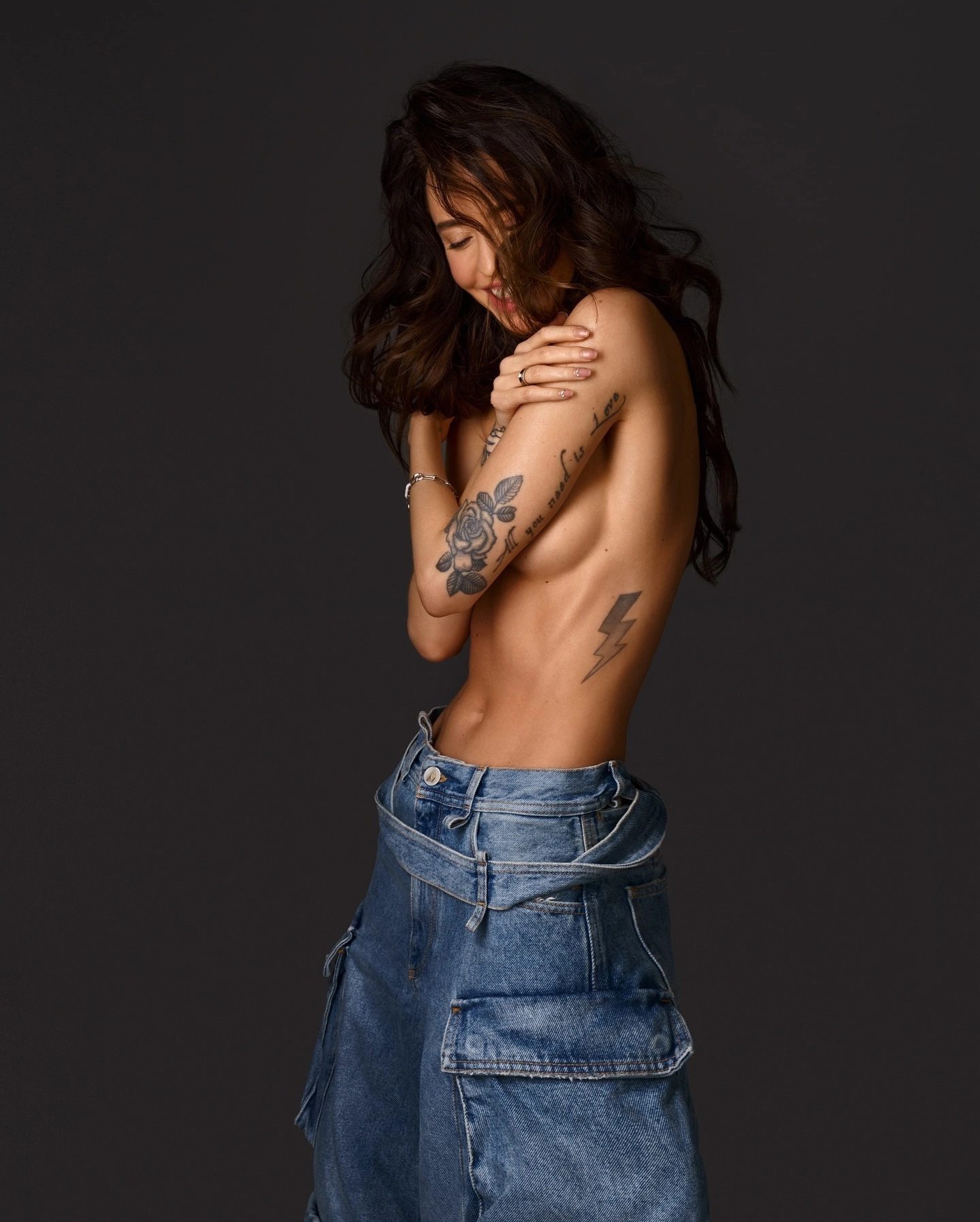 Горячее фото с Надя "DOROFEEVA" Дорофеева в стиле "НЮ" закрыв голую грудь руками.