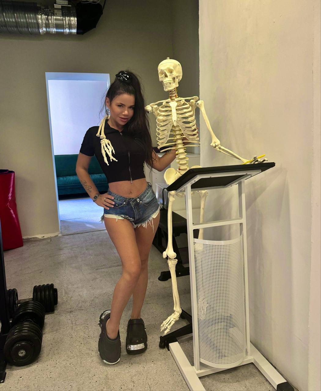 Смешное фото Бьянки в джинсовых мини шортах с голыми ногами и со скелетом. Смешное фото Бьянки в джинсовых мини шортах с голыми ногами и со скелетом.