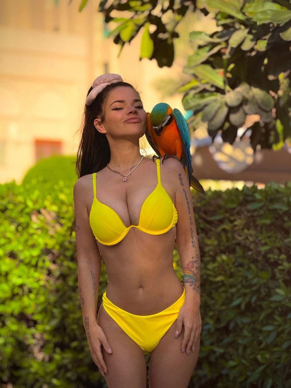 Новое горячее фото с улыбчивой и похудевшей Бьянкой в жёлтом купальнике и с попугаем Бобом. Новое горячее фото с улыбчивой и похудевшей Бьянкой в жёлтом купальнике и с попугаем Бобом.