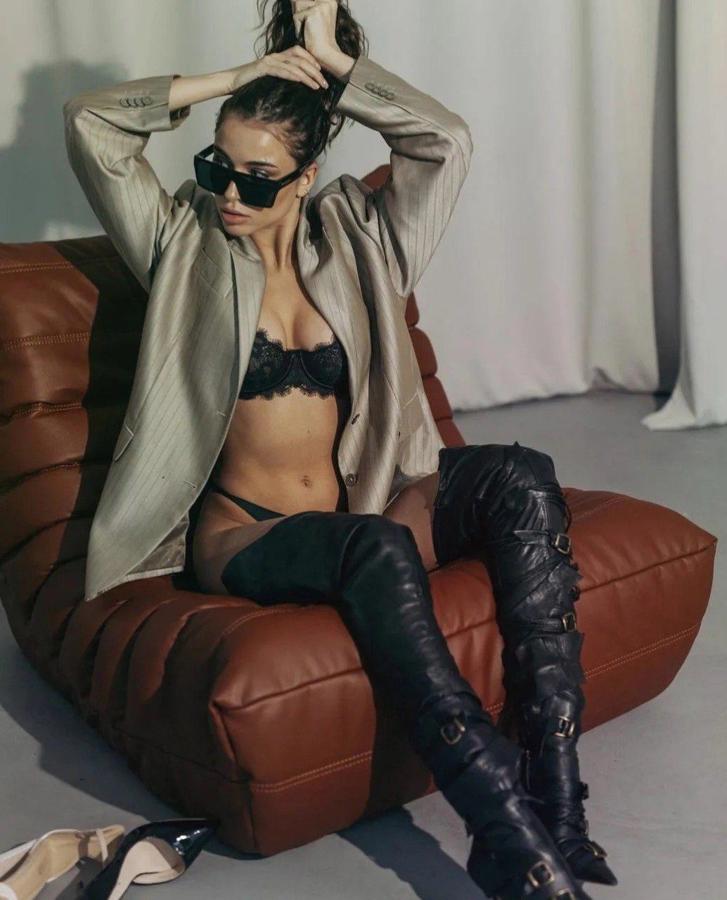 Новое фото Адель Вейгель в чёрном нижнем белье и пиджаке. Новое фото Адель Вейгель в чёрном нижнем белье и пиджаке.