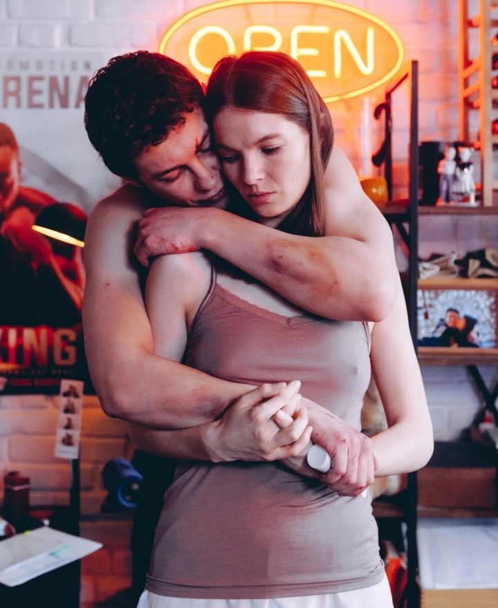 36-летняя актриса Наталья Бардо, единственная, кто согласилась сниматься в любовных сценах с актёром Никитой Кологривовым.