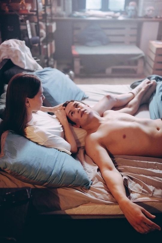 Эро сцена из кино Кологривый с голым торсом и Бардо с обнажёнными ногами.