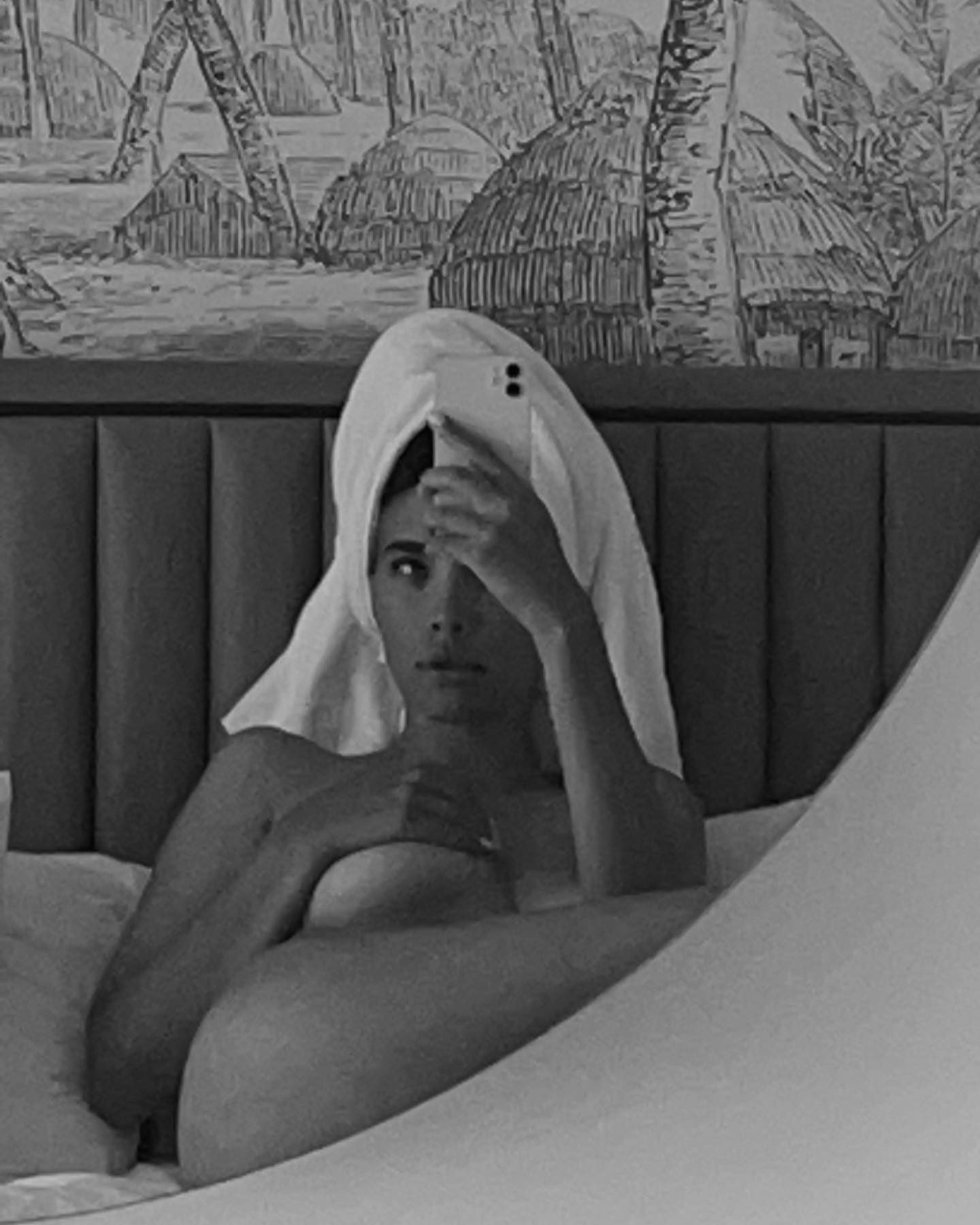 Чёрно-белое эротическое селфи от Анастасии Резник прикрыв голую грудь рукой. Чёрно-белое эротическое селфи от Анастасии Резник прикрыв голую грудь рукой.