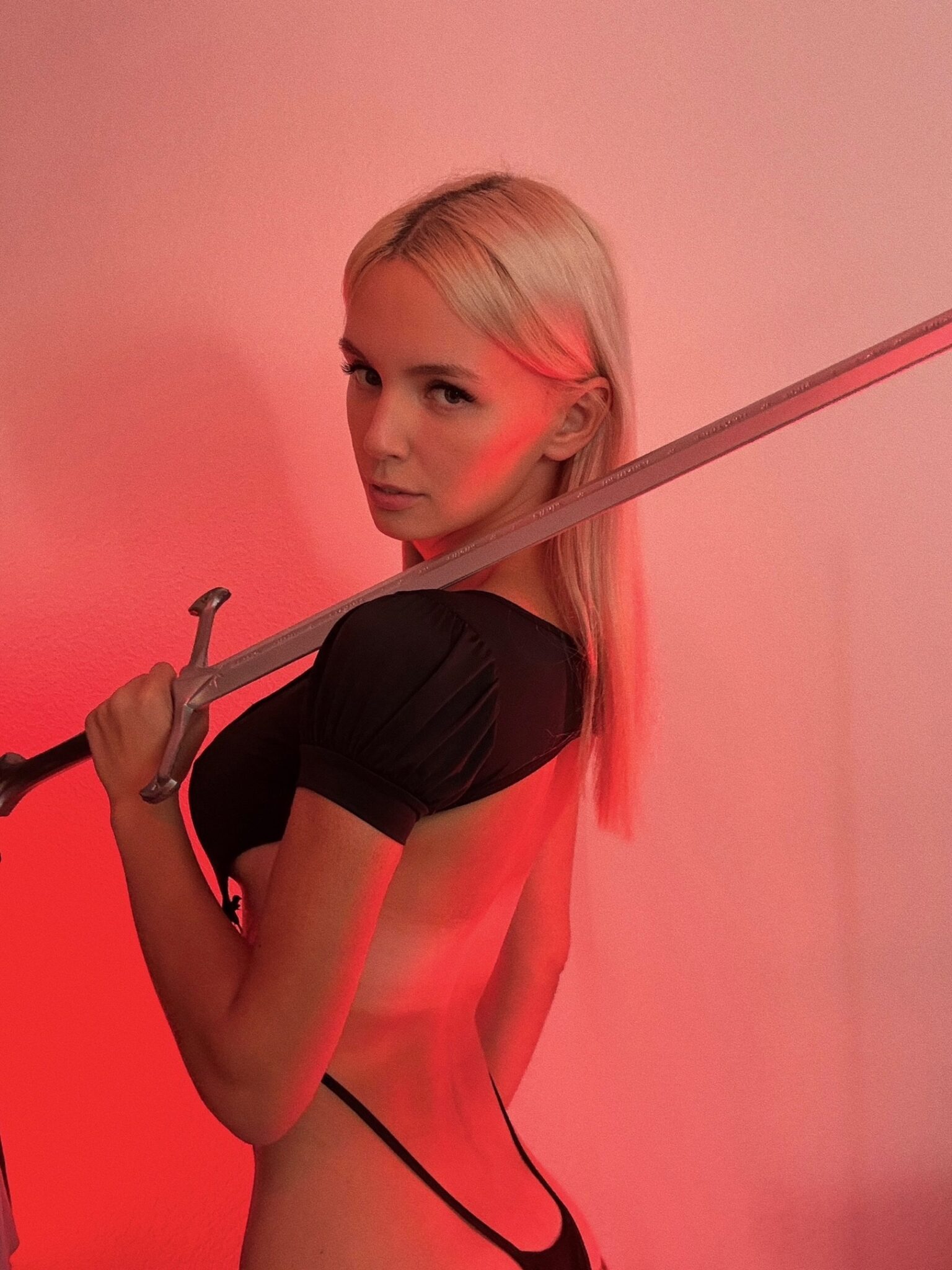 А на этом снимке gilticus показала свою голую спину с мечом в руках. А на этом снимке gilticus показала свою голую спину с мечом в руках.