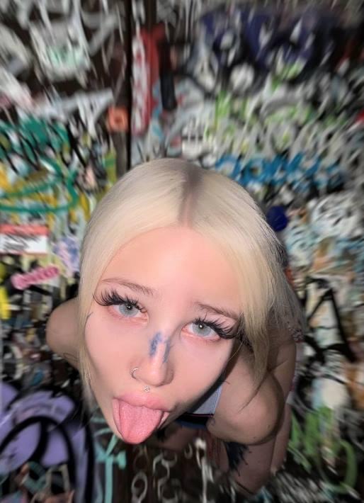 Новое фото ксанни банни с высунутым языком. Новое фото ксанни банни с высунутым языком.