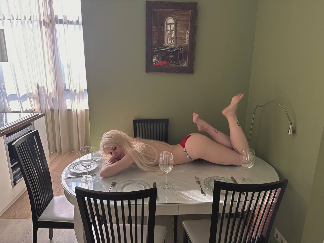 А тут Банни лежит на столе в красных труселях и без лифчика. А тут Банни лежит на столе в красных труселях и без лифчика.