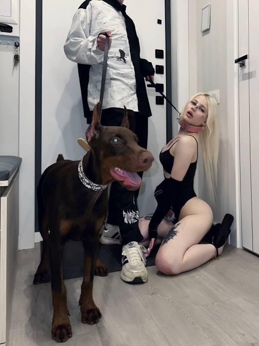 Эро снимок Ксанни Банни в нижнем белье на поводке. Эро снимок Ксанни Банни в нижнем белье на поводке.