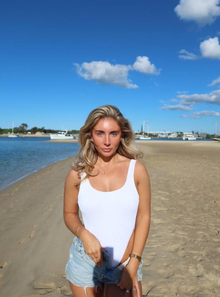 Бонни Блю (bonnie blue) (33 слитых фото модели OnlyFans)