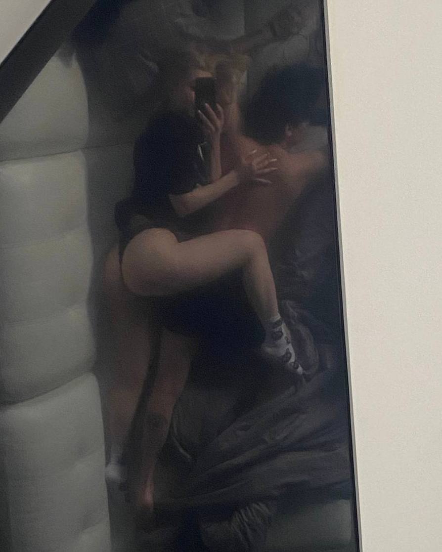 Слитое в сеть селфи (фото) EVEN CUTE на котором она лежит в трусах с голыми ногами сверху на парне. Слитое в сеть селфи (фото) EVEN CUTE на котором она лежит в трусах с голыми ногами сверху на парне.