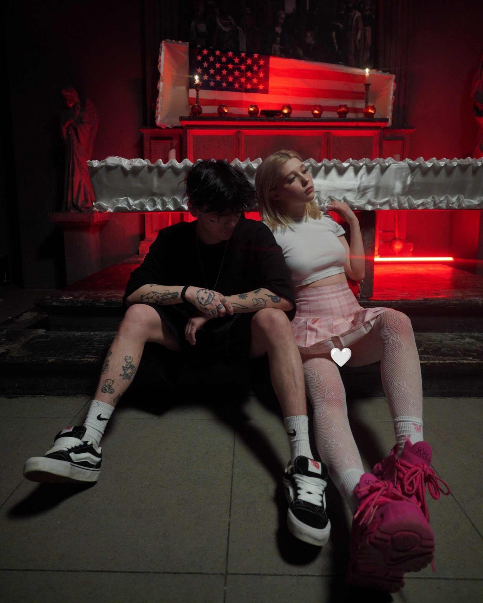 А на этом слитом в сеть фото EVEN CUTE засветила, что под юбкой. А на этом слитом в сеть фото EVEN CUTE засветила, что под юбкой.