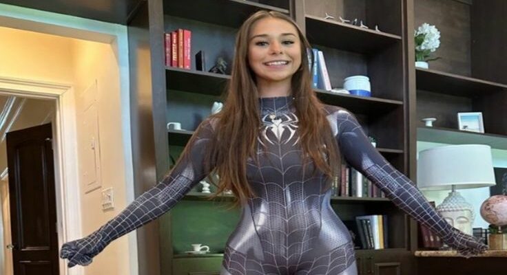 Блогерша Sophie Rain (30 фото Софи Рейн слитых в сеть)