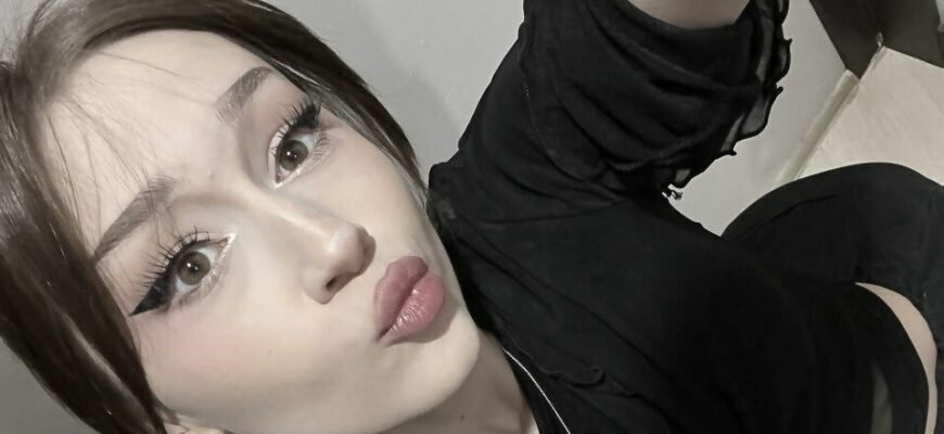 Стримерша dasha228play (20 слитых в сеть фото)