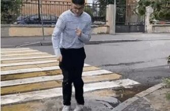 Гифка тиктокер Марк Рубин танцует в луже