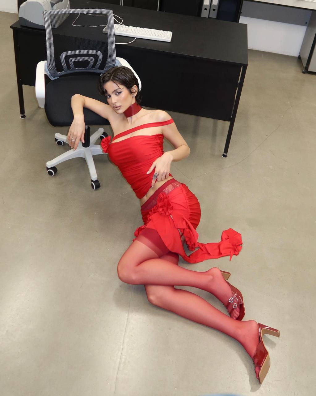 Сногсшибательная mugretnug на слитых из ТГ фотках в красных чулках и мини юбке.