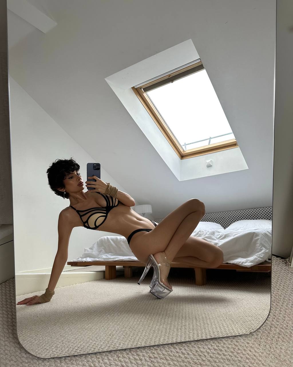 Эффектное селфи Кристины "mugretnug" в нижнем белье перед зеркалом.