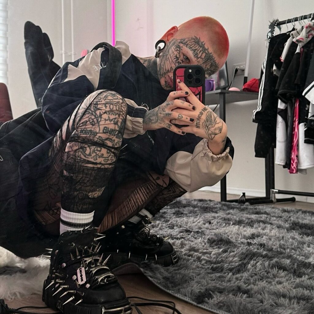 Лысая ssspringvoid на селфи в рваных чулках. Лысая ssspringvoid на селфи в рваных чулках.