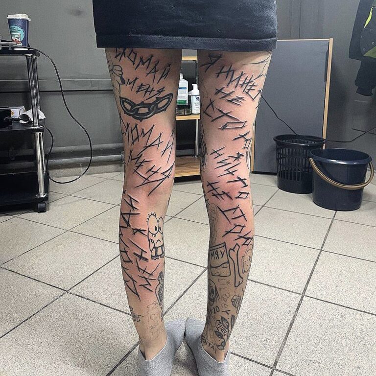 Снимок голых ног ssspringvoid в татуировках. Снимок голых ног ssspringvoid в татуировках.