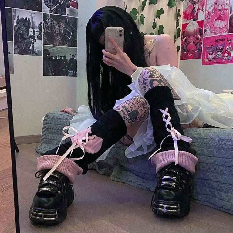 Софья Ковригина на фото с голым плечом и в чёрных гетрах. Софья Ковригина на фото с голым плечом и в чёрных гетрах.