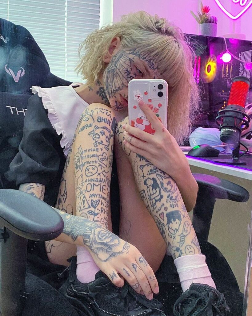 Певица ssspringvoid показала подписчикам свои голые татуированные ноги. Певица ssspringvoid показала подписчикам свои голые татуированные ноги.