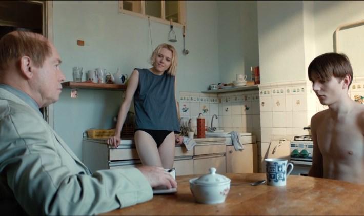 Эро кадр из сериала с Хромой в чёрных трусах. Эро кадр из сериала с Хромой в чёрных трусах.