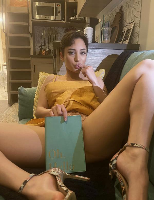 Соблазнительное фото с Вероникой Перассо  закрывшей интимное место блокнотом.