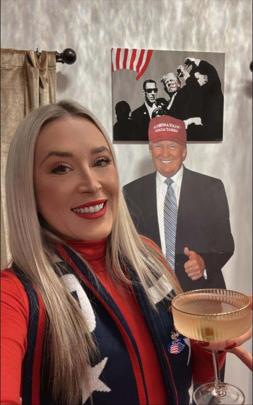 Прикольная фотка Саманта гаши позирует на фоне плаката Дональда Трампа. Прикольная фотка Саманта гаши позирует на фоне плаката Дональда Трампа.