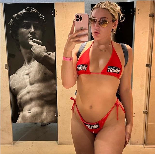 Сексуальное селфи Саманты Гаши в красном купальнике с надписью Trump. Сексуальное селфи Саманты Гаши в красном купальнике с надписью Trump.