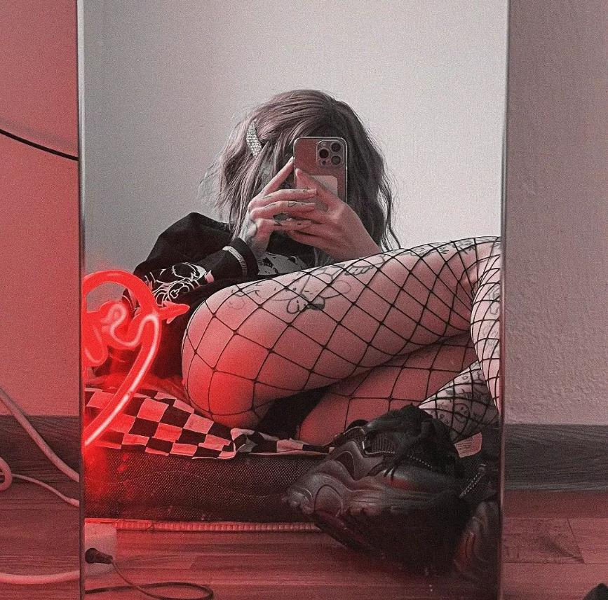 Горячее слитое в сеть селфи ssspringvoid с голыми ногами в чулках в сеточку. Горячее слитое в сеть селфи ssspringvoid с голыми ногами в чулках в сеточку.