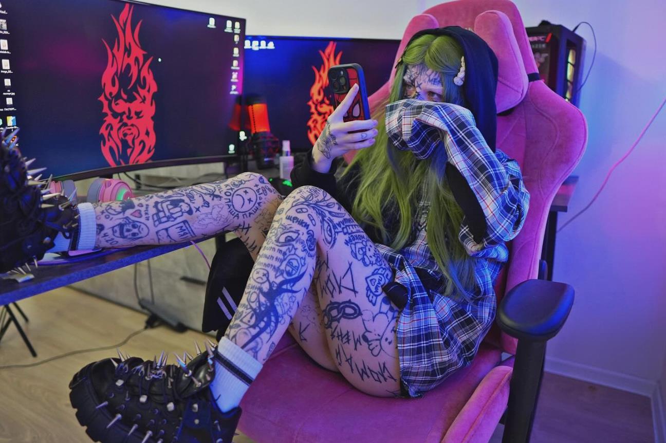 Домашняя фотка с ssspringvoid в короткой мини юбке с голыми ногами в татуировках. Домашняя фотка с ssspringvoid в короткой мини юбке с голыми ногами в татуировках.