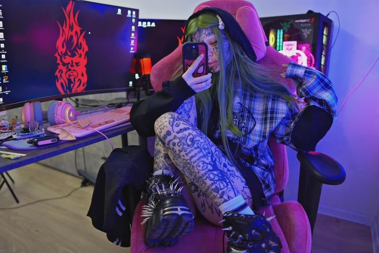 Ещё одно откровенное селфи от ssspringvoid  за компом. Ещё одно откровенное селфи от ssspringvoid  за компом.