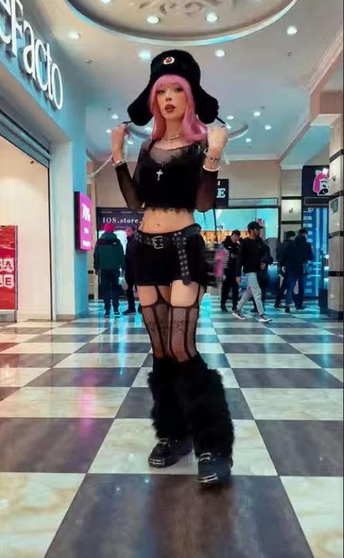 Смешная фотка с didicandy666  в ТЦ в Советской шапке и мини юбке. Смешная фотка с didicandy666  в ТЦ в Советской шапке и мини юбке.