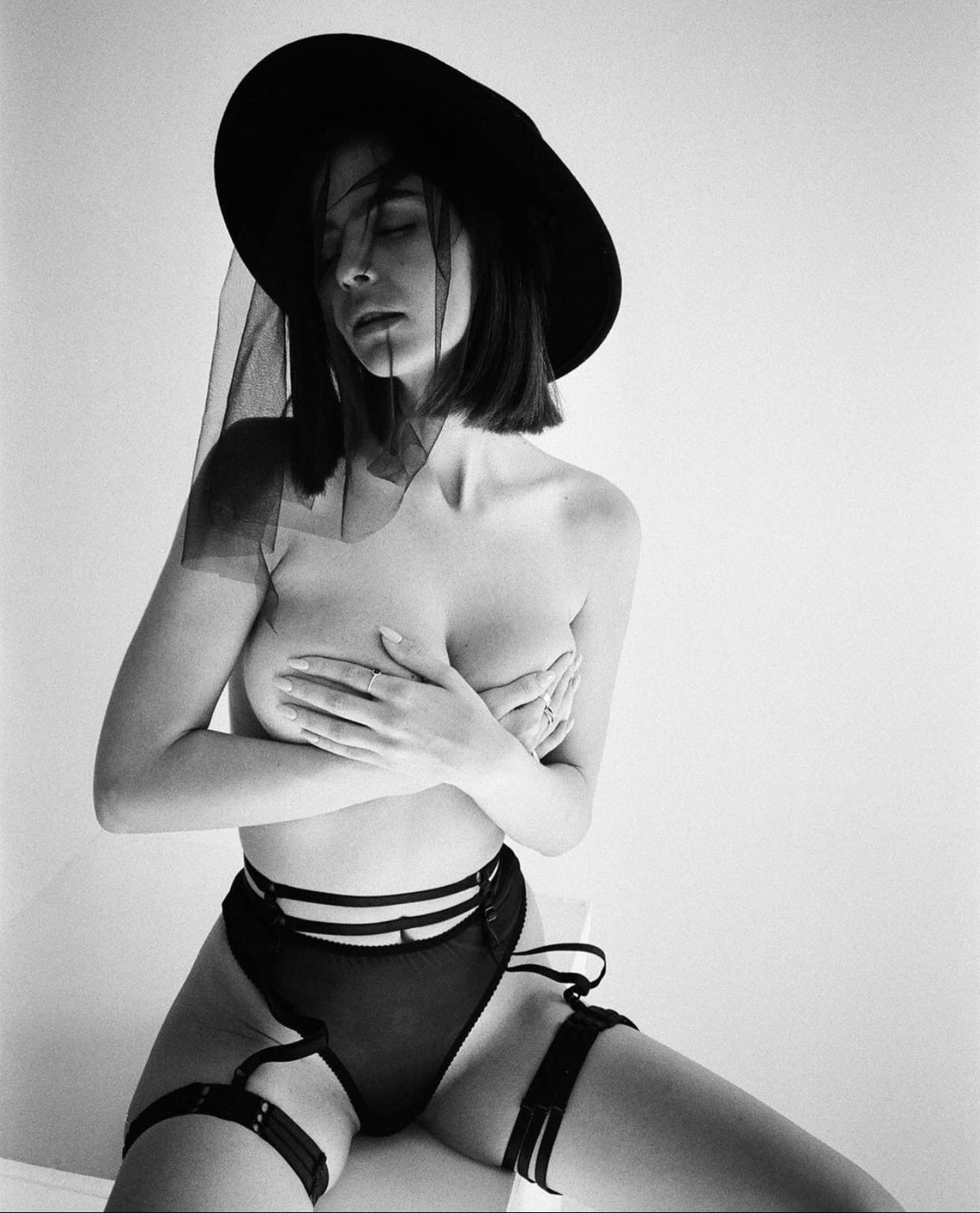 Чёрно-белое фото в чёрном нижнем белье и без лифчика, закрыв грудь руками от Кристины Блэкберри.