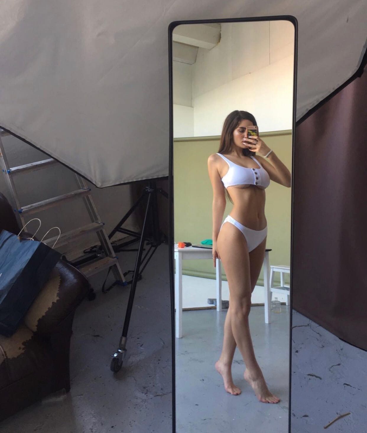 А тут он решила сделать селфи у зеркала, опять же в белом нижнем белье.