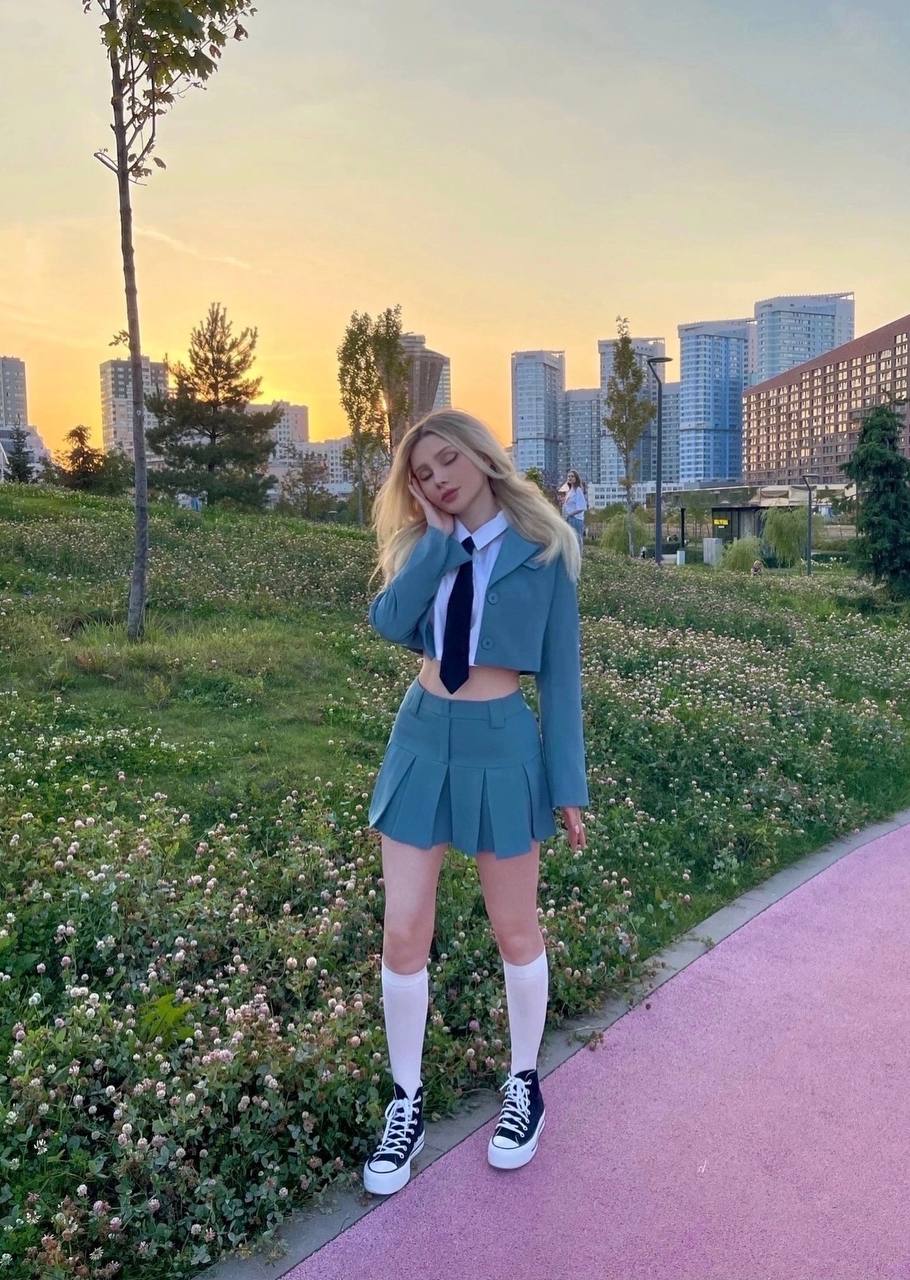 А тут она гуляет на улице в костюме школьницы.