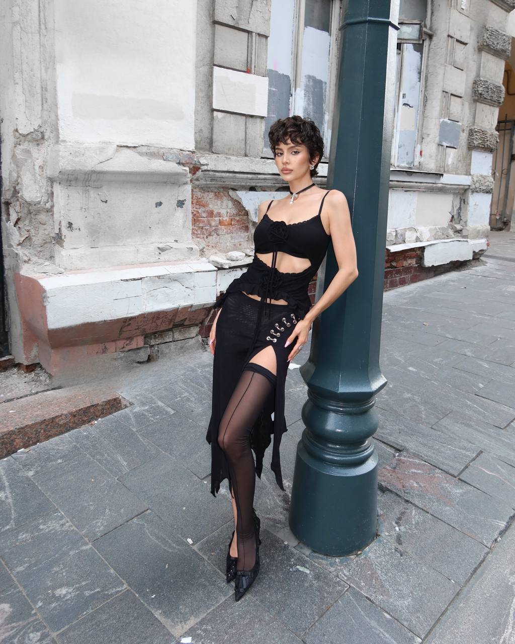 А тут она в шикарном чёрном платье и чулках.