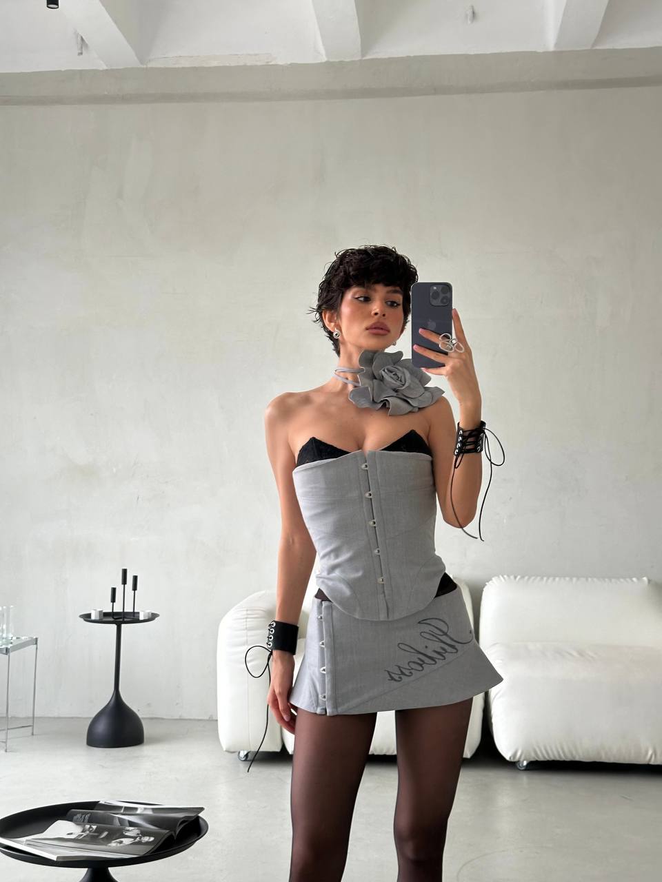 А на этом селфи mugretnug в мини и чёрных чулках.