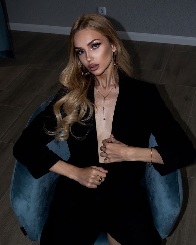 Сексуальная sofalag на фото в чёрном костюме и в пиджаке на голое тело. Сексуальная sofalag на фото в чёрном костюме и в пиджаке на голое тело.