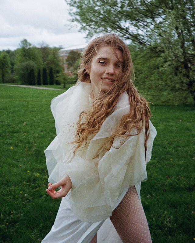 А тут она в белом платье и сетчатых чулках.