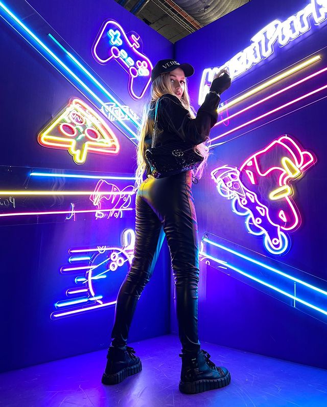 Горячая фотка попы Turboxgirl в чёрных обтягивающих штанах. Горячая фотка попы Turboxgirl в чёрных обтягивающих штанах.