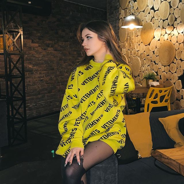 Фото Turboxgirl в длинной жёлтой кофте и чёрных чулках. Фото Turboxgirl в длинной жёлтой кофте и чёрных чулках.