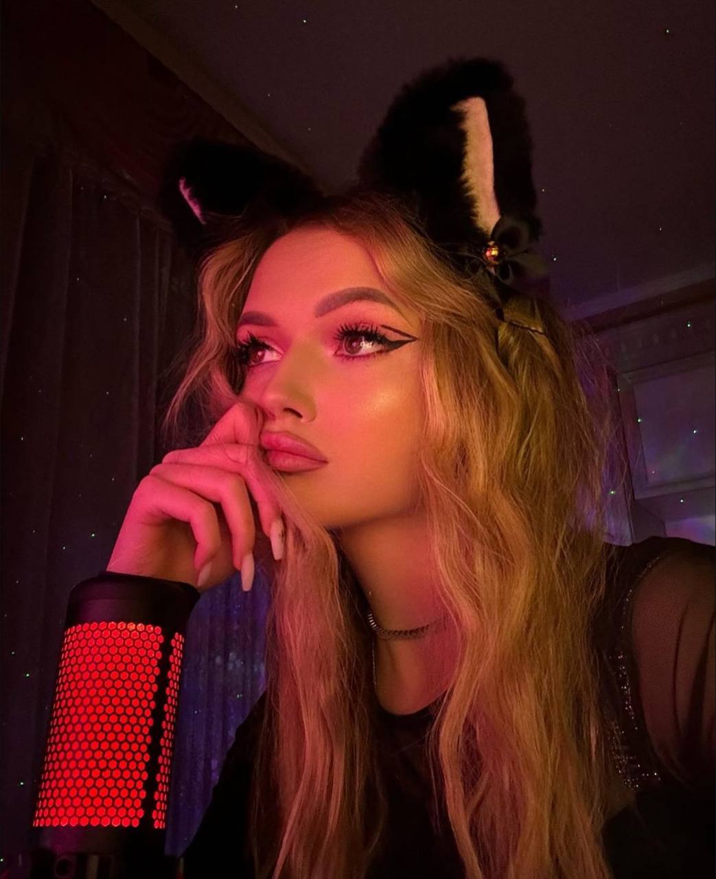 Смешной снимок Лины в кошачьих ушках. Смешной снимок Лины в кошачьих ушках.