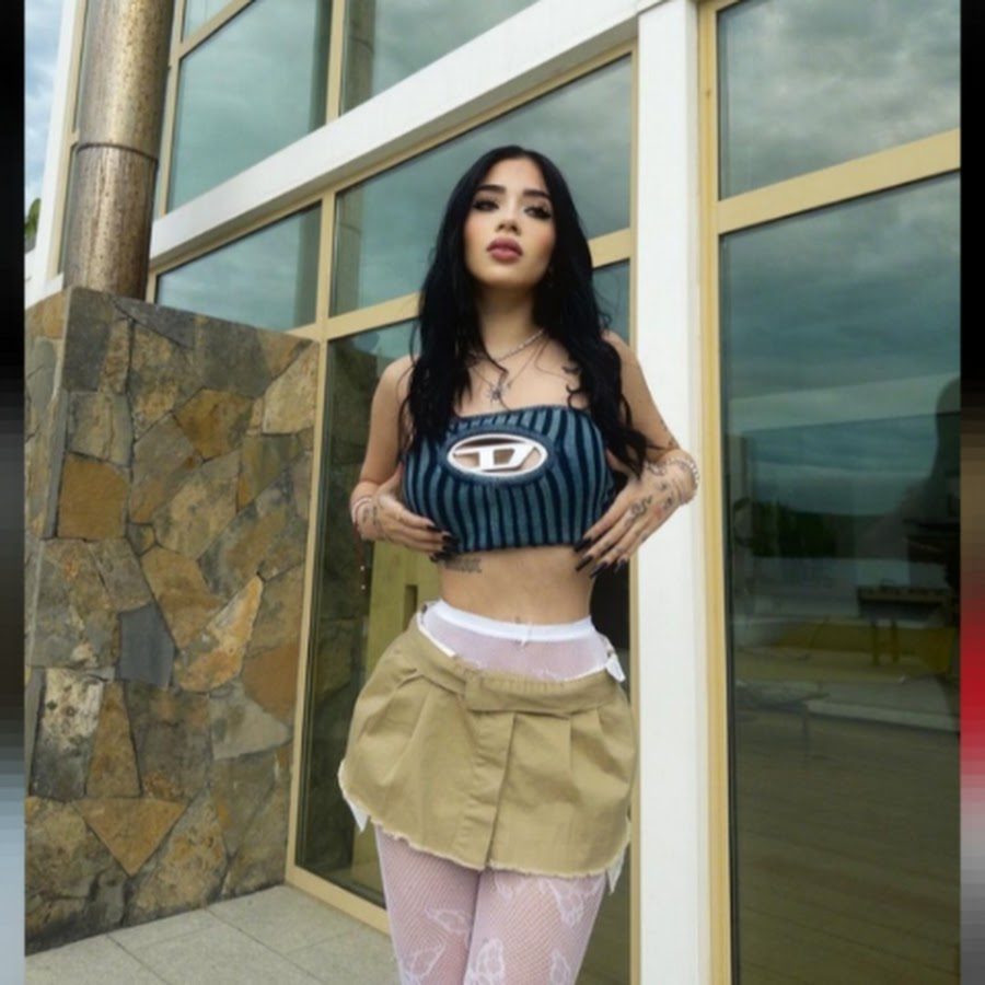 Певица и блогерша Katteyes на фото в мини юбке и белых чулках в сеточку. Певица и блогерша Katteyes на фото в мини юбке и белых чулках в сеточку.